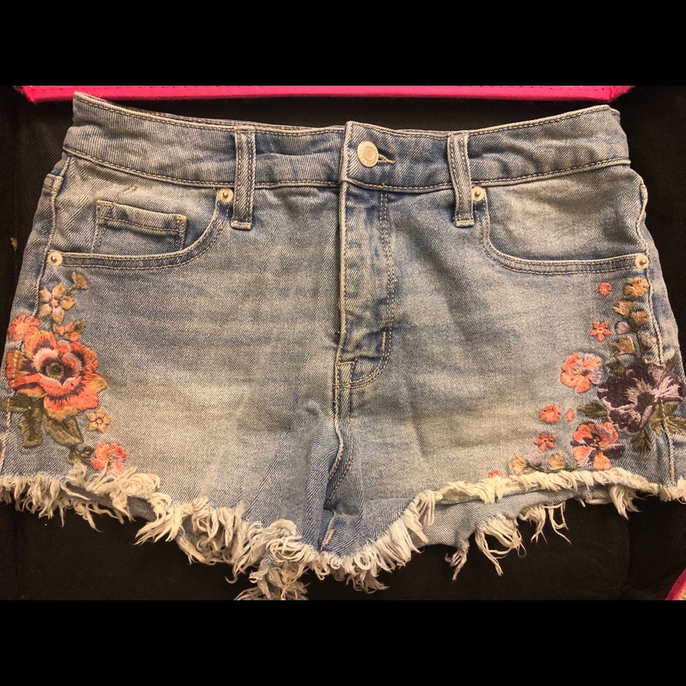 Light wash Flower embroidered denim shorts